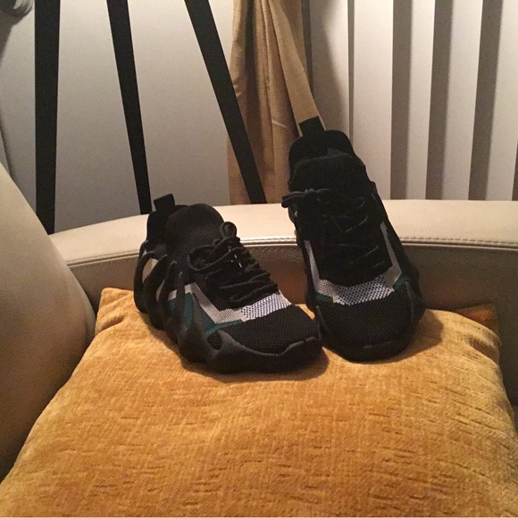 Women’s (Size 8) Knit Color Block Sneakers - Picture 3 of 3